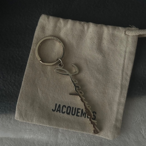 Jacquemus Scroll Logo Gold Keychain - Picture 2 of 5